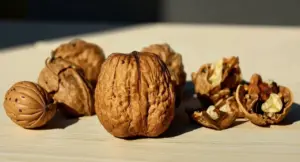 Noci intere e sgusciate appoggiate su una superficie chiara