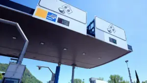 Casello autostradale con segnaletica per il pagamento del pedaggio