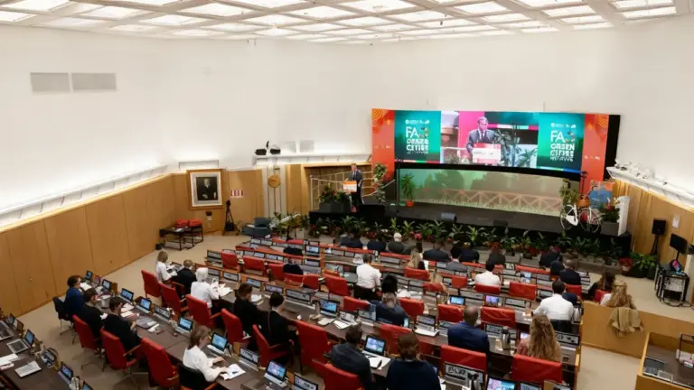 Sala conferenze della FAO con partecipanti seduti e relatore sul palco