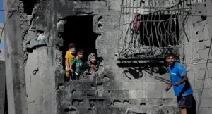 Persone in un edificio danneggiato nella Striscia di Gaza