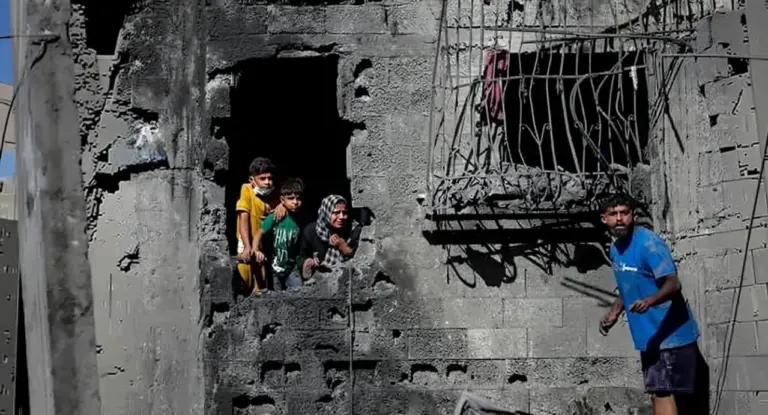 Persone in un edificio danneggiato nella Striscia di Gaza