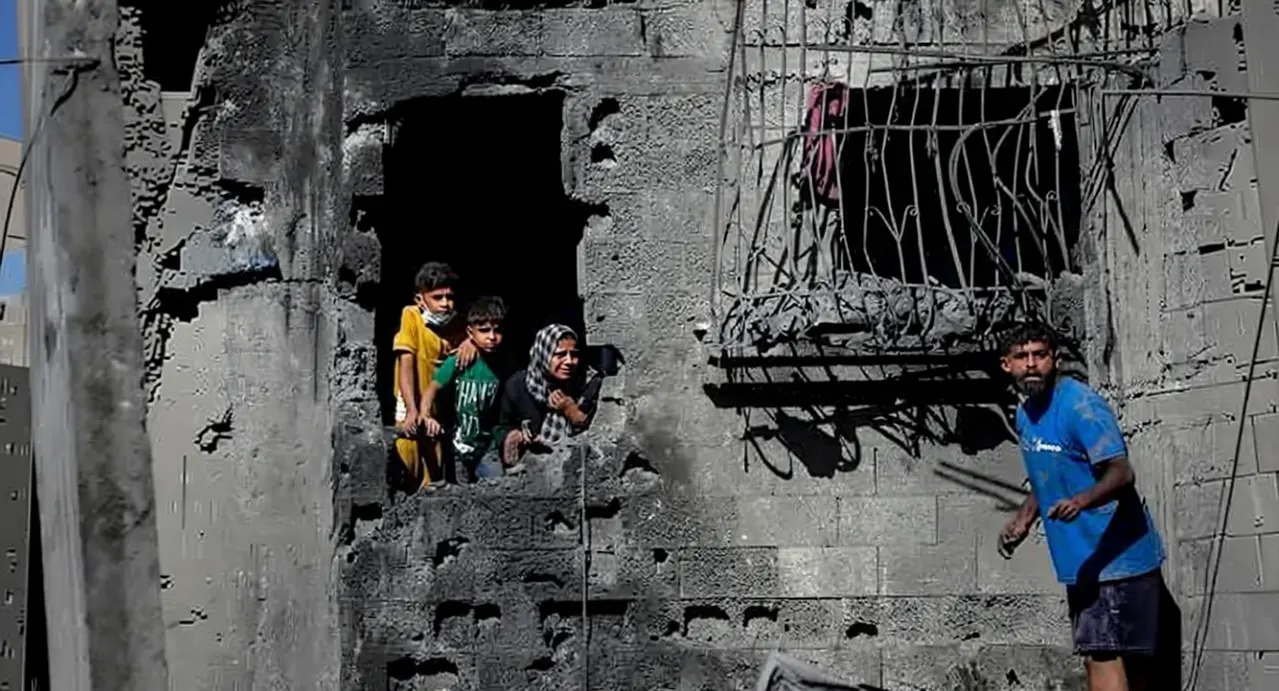 Persone in un edificio danneggiato nella Striscia di Gaza