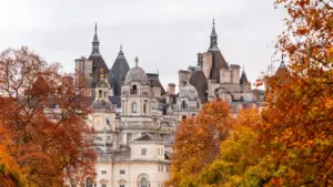 Castello circondato da alberi dai colori autunnali vivaci