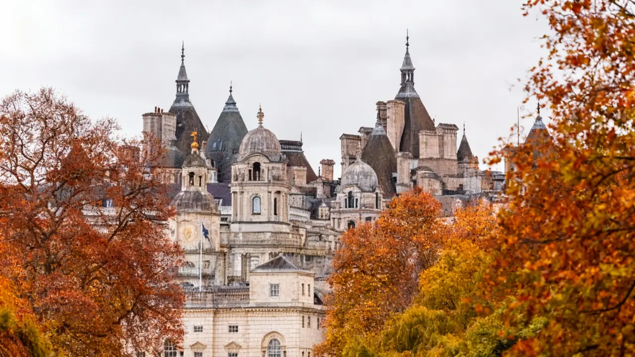 Castello circondato da alberi dai colori autunnali vivaci