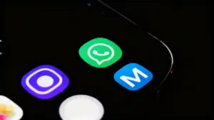 Icone delle app WhatsApp, Instagram e un'app con la lettera M su uno schermo smartphone