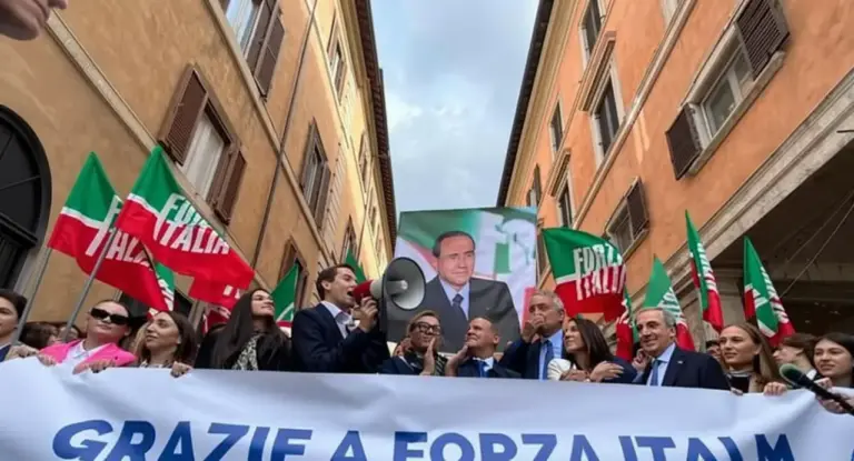 Persone con bandiere di Forza Italia e uno striscione in una manifestazione in piazza Navona