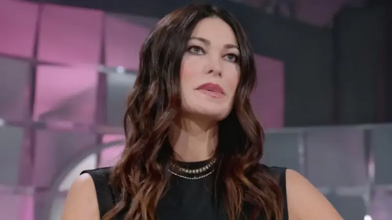 Una donna con capelli castani ondulati in uno studio televisivo