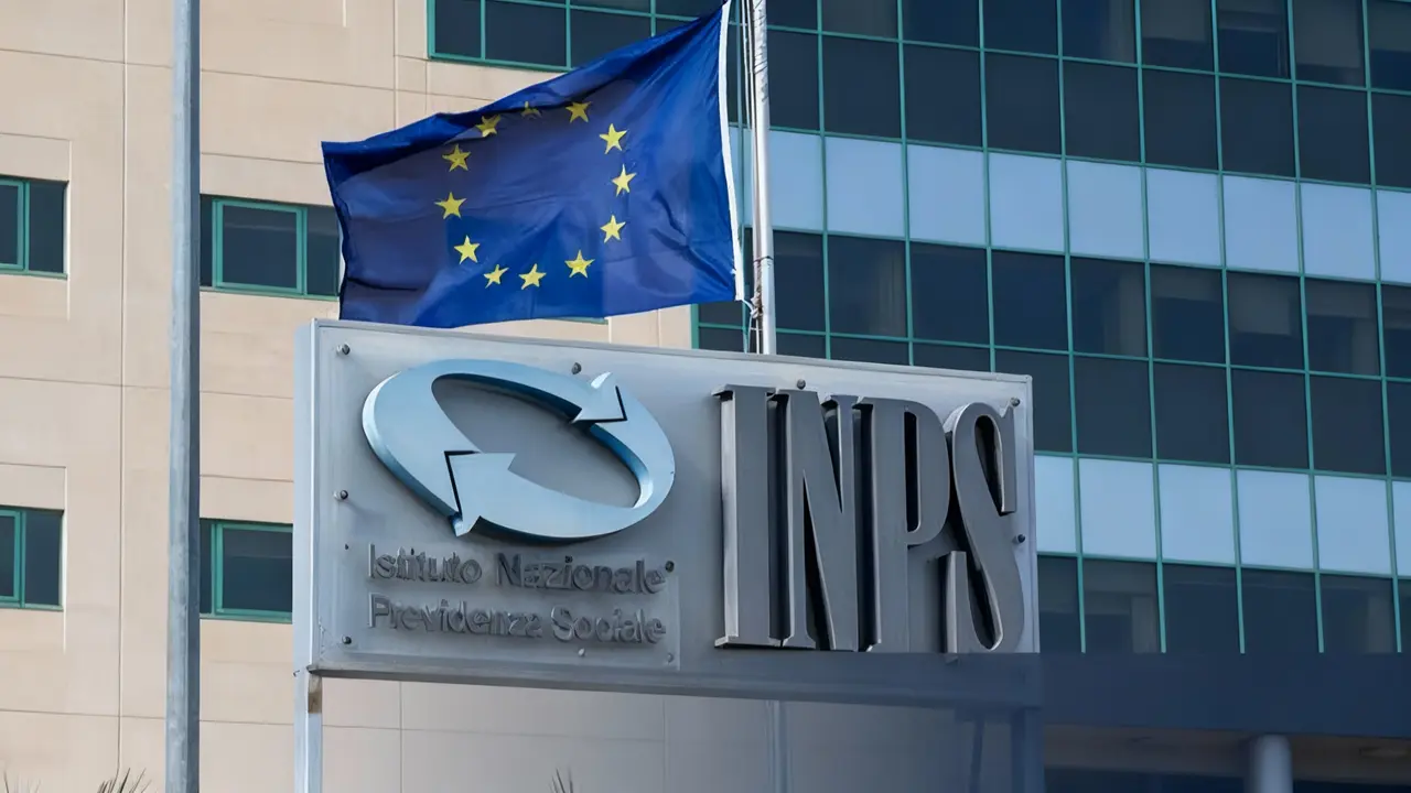 Sede INPS con bandiera dell'Unione Europea sullo sfondo