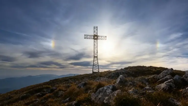 Fenomeno del parelio dietro una croce su un monte nelle faggete di Canfaito