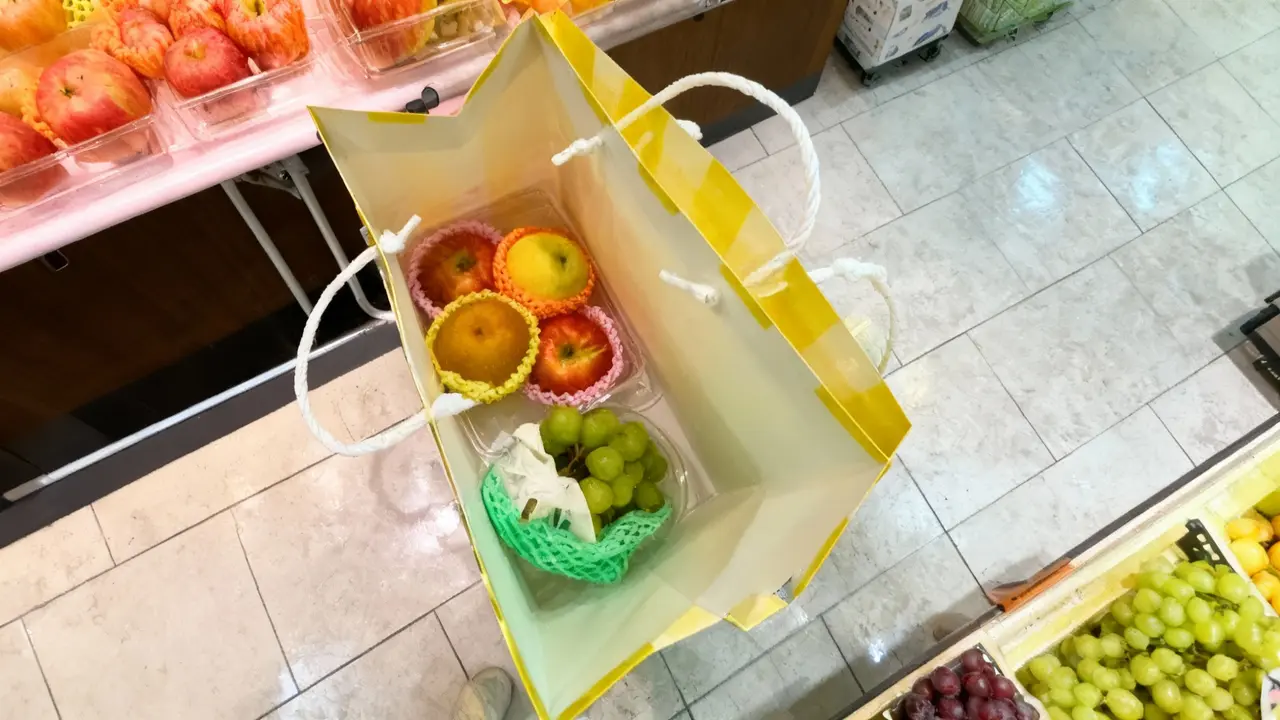Frutta confezionata in una busta della spesa in un supermercato giapponese