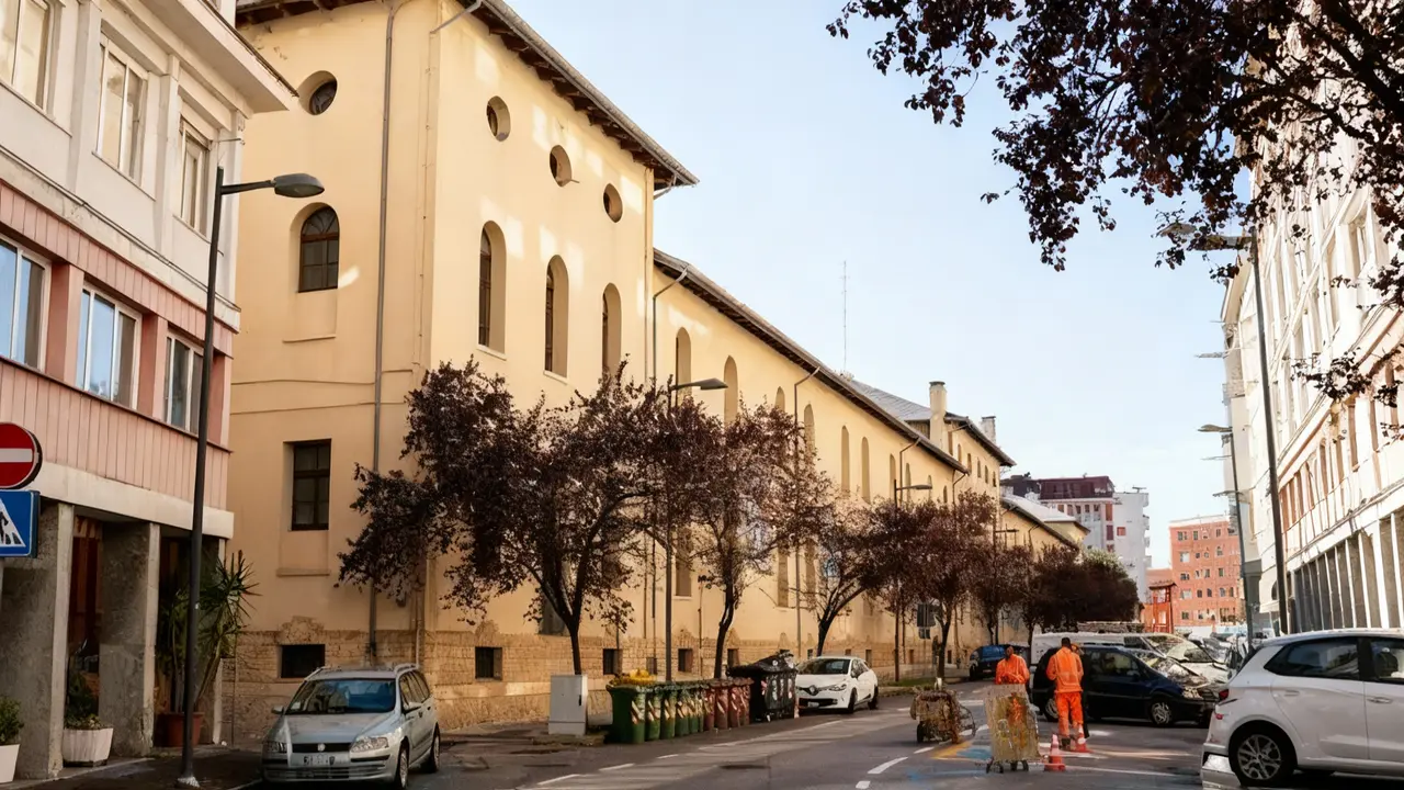 Strada urbana con edifici residenziali, alberi e operai al lavoro