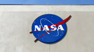 Logo della NASA su una parete esterna sotto un cielo sereno