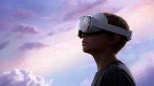 Una persona indossa un visore per realtà aumentata sotto un cielo al tramonto