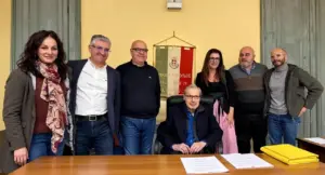 Un gruppo di persone riunite intorno a una scrivania in un ufficio comunale