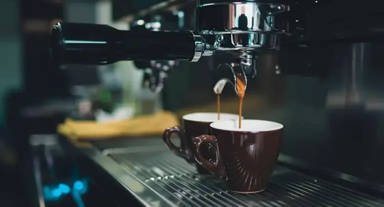 Due tazze di caffè amaro vengono preparate da una macchina da espresso