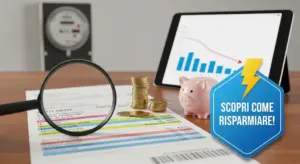 Bollette, salvadanaio e grafici su un tavolo per illustrare il risparmio sull'elettricità