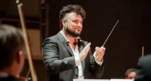 Direttore d'orchestra che guida musicisti durante una performance