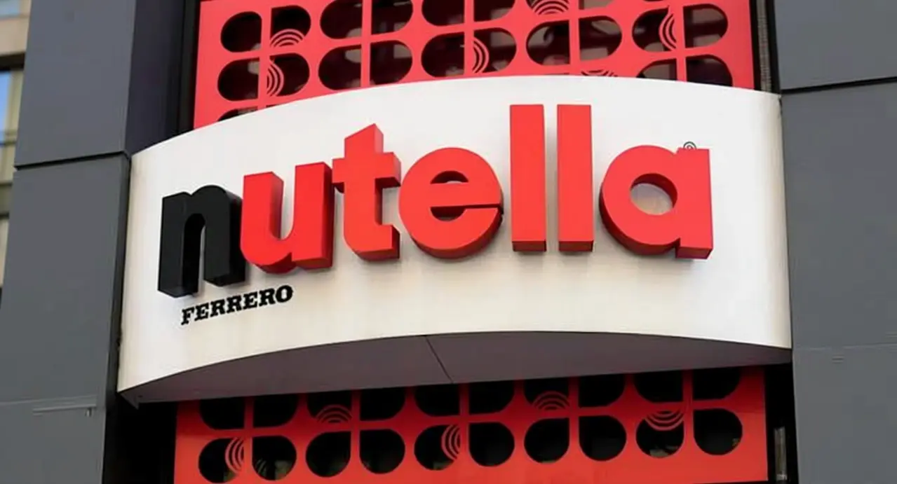 Insegna della marca Nutella su una parete esterna di un edificio