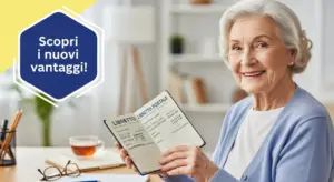 Persona anziana sorridente mostra un libretto postale in un ambiente domestico luminoso