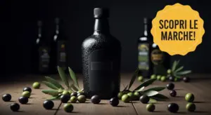 Bottiglia di olio d'oliva scura con olive e foglie su tavolo in legno