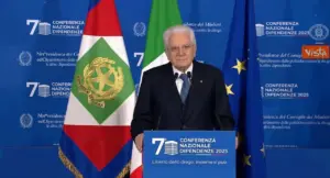 Una persona parla a un podio durante la Conferenza Nazionale Dipendenze 2025