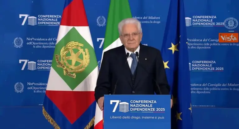 Una persona parla a un podio durante la Conferenza Nazionale Dipendenze 2025