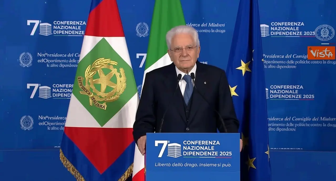 Una persona parla a un podio durante la Conferenza Nazionale Dipendenze 2025