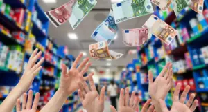 Mani che cercano di afferrare banconote che cadono in un ambiente simile a un negozio