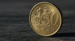 Moneta da 50 centesimi di euro appoggiata su una superficie scura