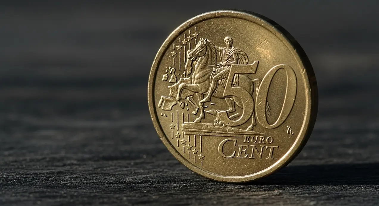 Moneta da 50 centesimi di euro appoggiata su una superficie scura
