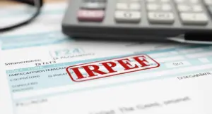 Modulo F24 con la scritta IRPEF, penna e calcolatrice sfocate sullo sfondo