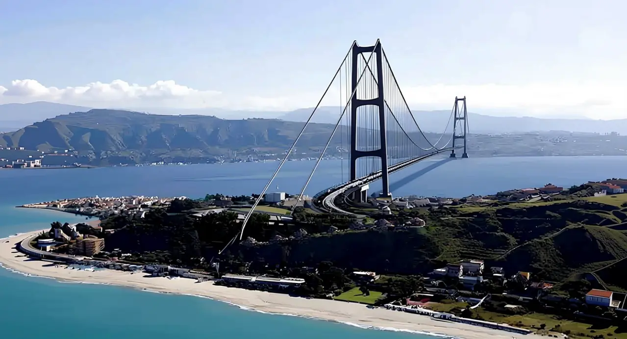 Vista del ponte sullo Stretto di Messina con paesaggio costiero e colline sullo sfondo