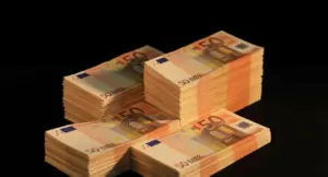 Mazzi di banconote da 50 euro disposti su una superficie scura