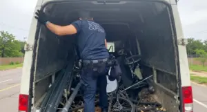 Operatore della Polizia Locale ispeziona un furgone pieno di rifiuti ingombranti