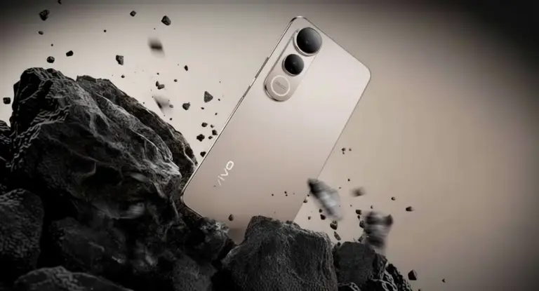 Smartphone posizionato tra rocce in frantumi, visto da dietro con doppia fotocamera