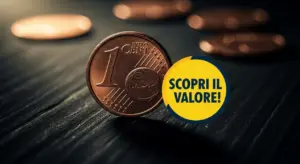 Moneta da 1 centesimo di euro posata su una superficie scura con altre monete sfocate sullo sfondo